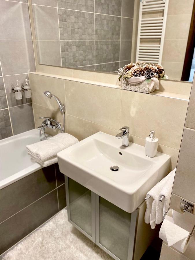 Die Oase - Luxurious Apartment Near The City Center With Free Parking บราติสลาวา ภายนอก รูปภาพ