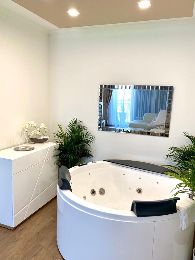 Die Oase - Luxurious Apartment Near The City Center With Free Parking บราติสลาวา ภายนอก รูปภาพ