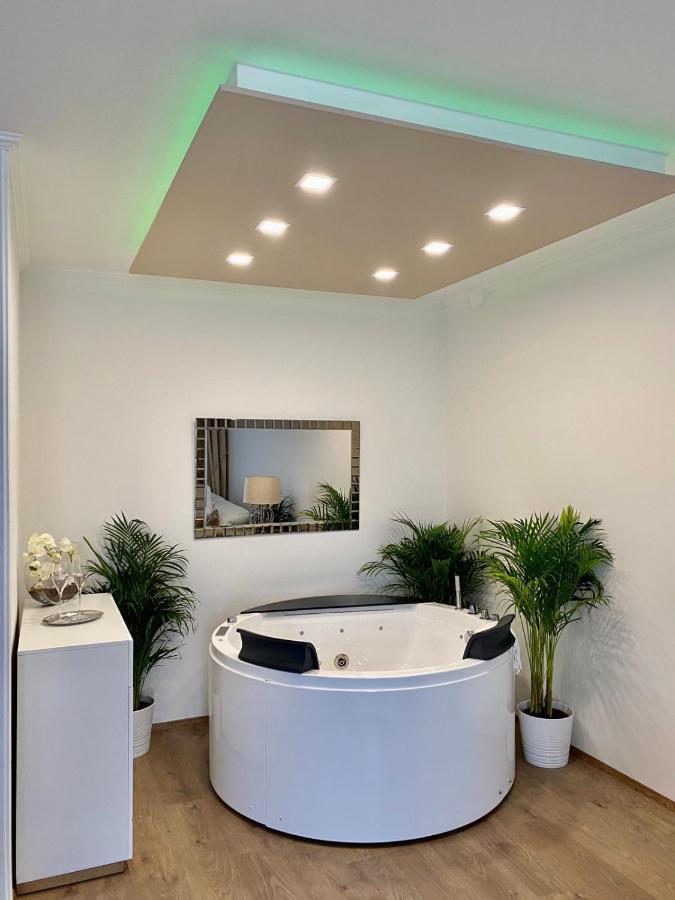 Die Oase - Luxurious Apartment Near The City Center With Free Parking บราติสลาวา ภายนอก รูปภาพ